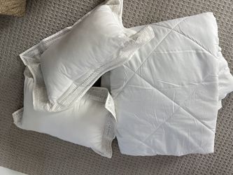 Twin Extra Long Comforter And Decorative Pillows