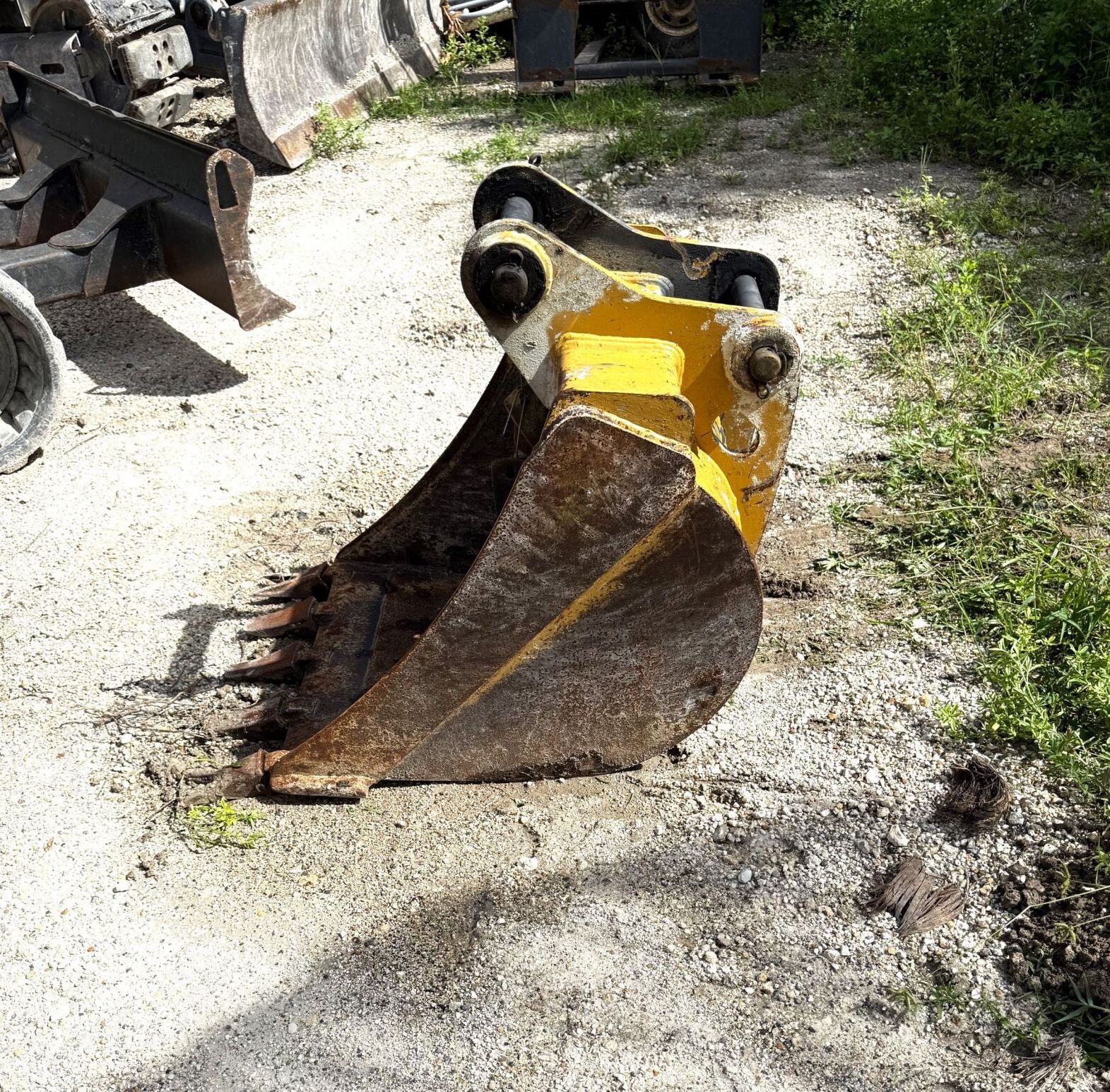 50606A9 EXCAVATOR BUCKET JOHN DEERE 22" 5 TEETH DIGGING BUCKET.