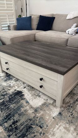 Lift top coffee table