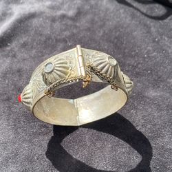 Vintage Turkish Crescent Star Hinged Cuff Bracelet – Silver Tone Statement Bracelet (Missing Some Red Stones)  ⸻  Description  Vintage hinged cuff bra