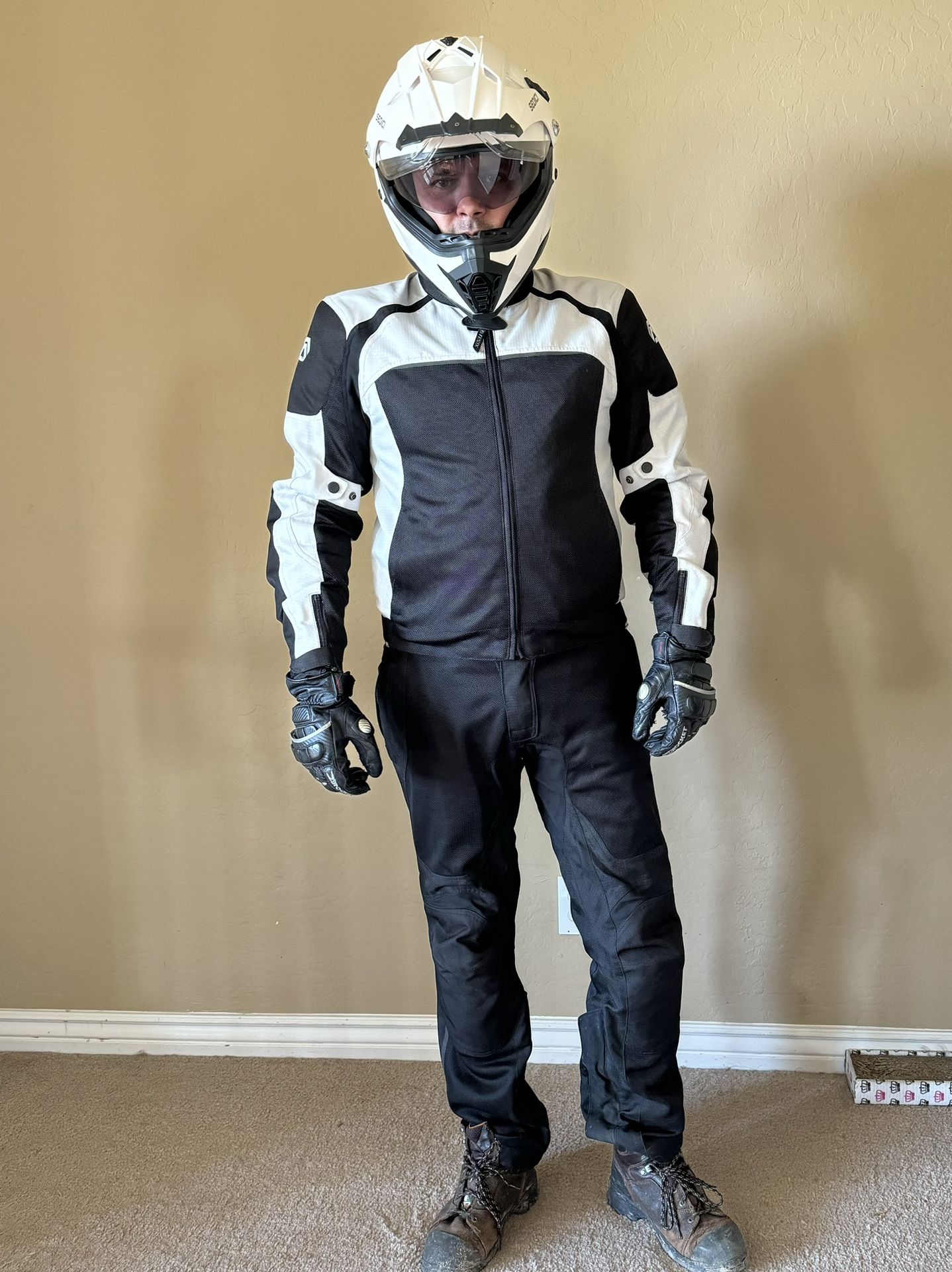 Reax Alta Vented Motorcycle Jacket & Pants PLUS Sedici Viaggio Helmet