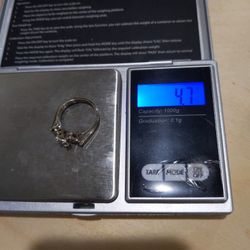 4.7 grams 14K white gold w/accent diamonds