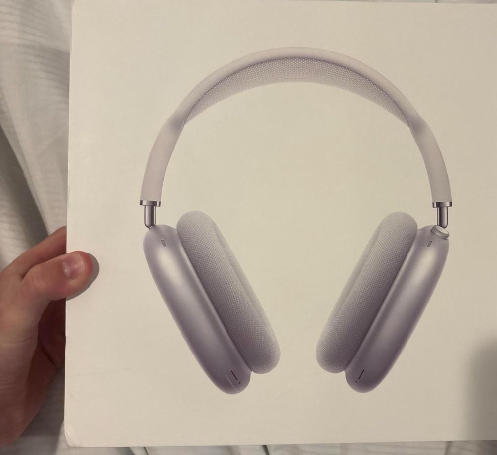 AirPod maxes ‼️‼️ APPLE PAY AND VENMO INLY ILL OAY FOR SHIPPING