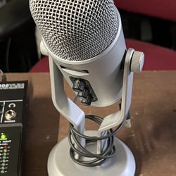 Amazon Basics Professional USB Condenser Microphone with Volume Control and OLED Screen, Silver