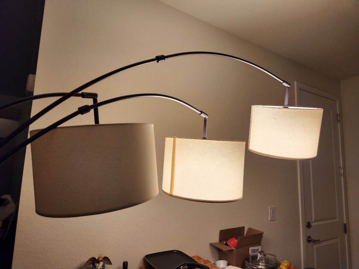 3-lights floor lamp
length: 64"
height: 75"
base diameter: 15"
3 level switch
switch knob was repaired
works good
$50