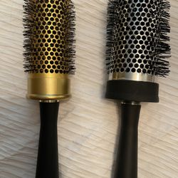 2 Round Brushes