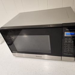 Panasonic NN-SN67HS Microwave, 1200W, Inverter, Excellent Condition