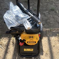 DEWALT 3400 PSI 2.5 GPM Gas Cold Water Pressure Washer with DeWalt 210 Engine