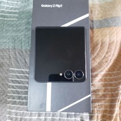 Samsung Galaxy Z Flip7- 256GB- Like New!