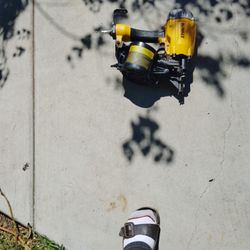 Pistola.  Para. Rudy. De. .Clavos.  Cómo. ..Nu....... .De..WALT ..  Cómo.  Nueva.   Se.  Uso. UnA.  .Ves. ...En.  Duarte.  eva