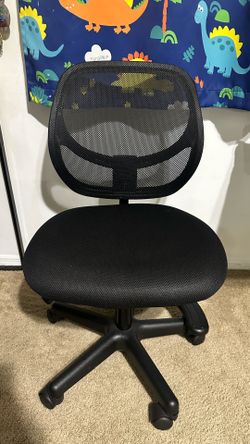 Amazon Basics Kids Adjustable Height Mesh Low-Back Swivel Desk Chair with Footrest, Rolling Chair with Casters for Smooth Mobility, Black
