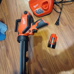 milwaukee m12 caulk gun  Bran New 