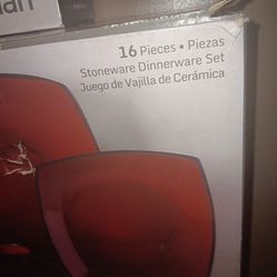 Stoneware dinnerware set