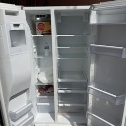 Refrigerador Muy Bueno Solo No Funciona La Maquina De Hilitos $120 Firme 