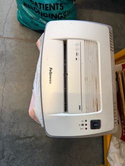 Fellowes DM8C Paper Shredder