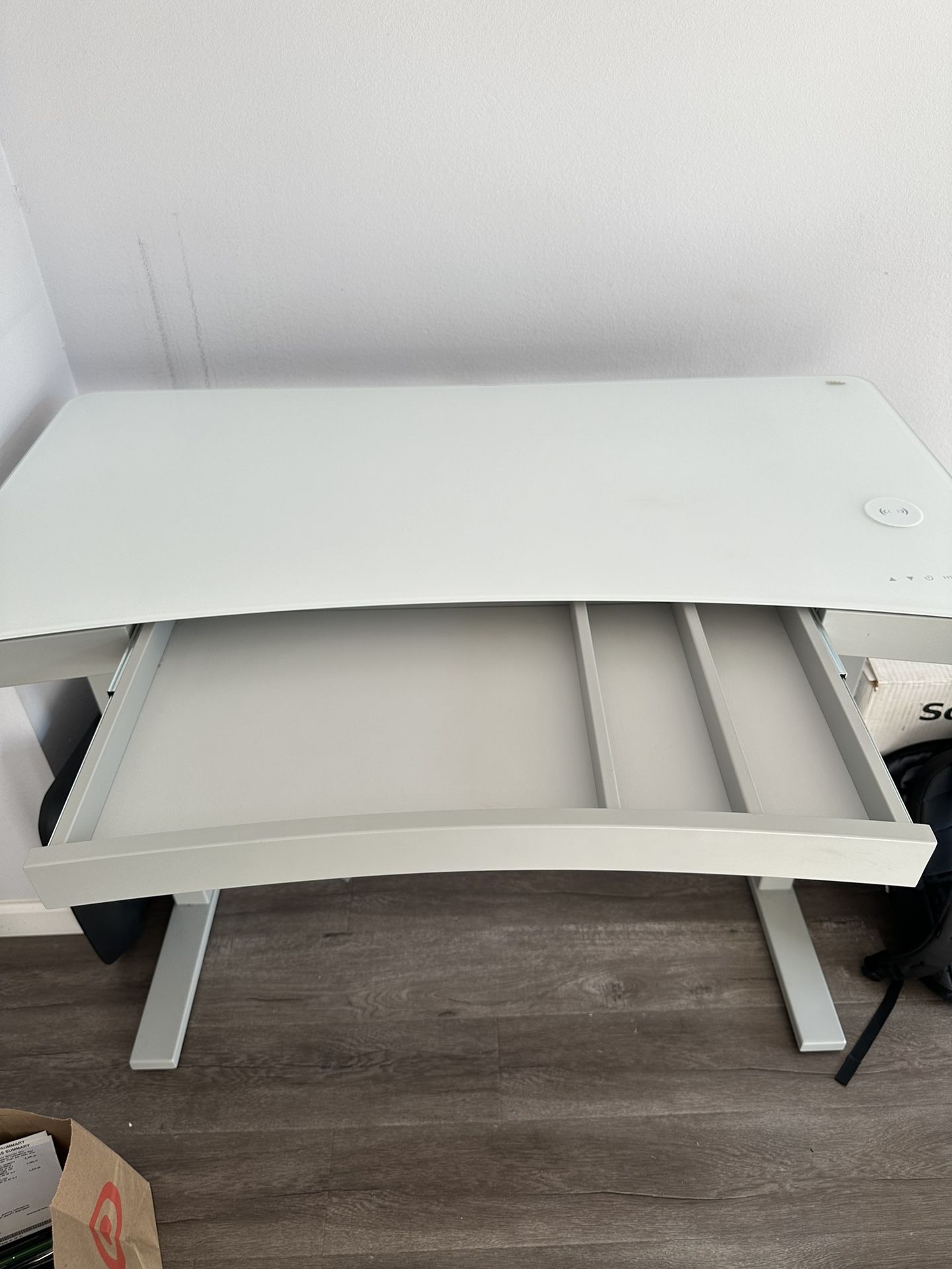 Tresanti Geller 47” Adjustable Height Desk for Sale in Hermosa Beach