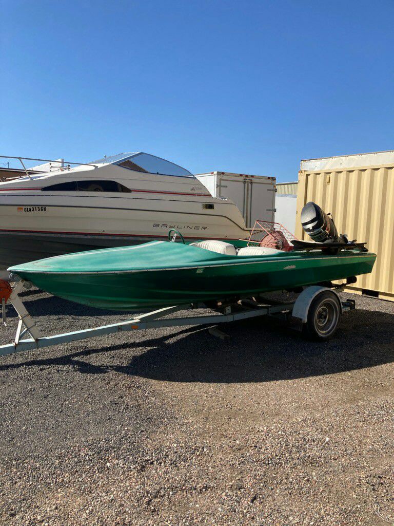 Photo Speed boat and trailer