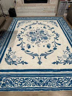 Washable rug 8*10 Blue and white.
