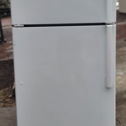 $150 GE refrigerator in good condition