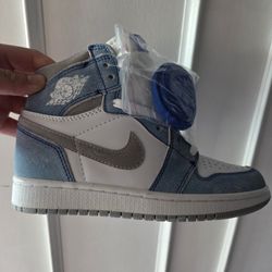 Air Jordan 1 Retro High OG "HYPER ROYAL" Women Size 5.5