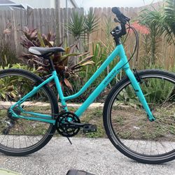 Specialized Crossroads Women’s Medium Hybrid Bike