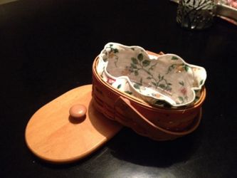 1999 Longaberger basket with lid protector and liner