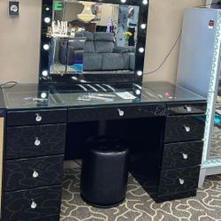 💋AveryBlack Makeup Vanity Set with Lighted Mirror
Crown Mark$20 Down Payment and delivery available