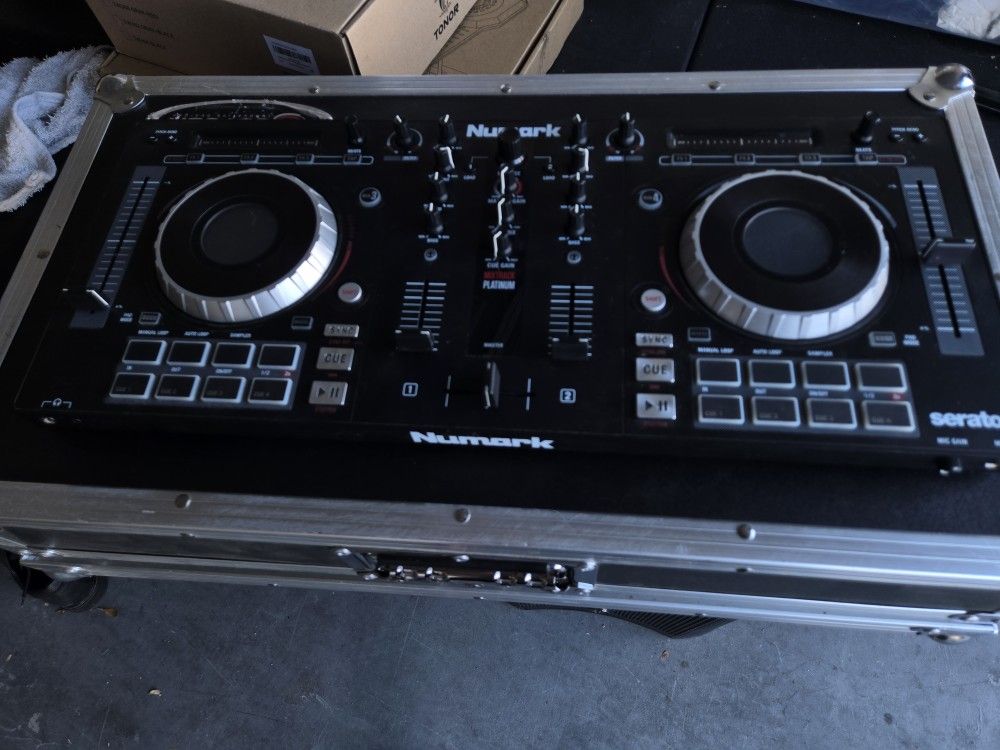 Numark Mixtrack Platinum FX With Case