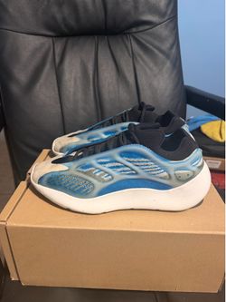 Yeezy 700 v3 kyanite size 10.5