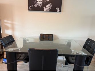 Modern Glass Dining Table with 4Chairs – Excellent Condition