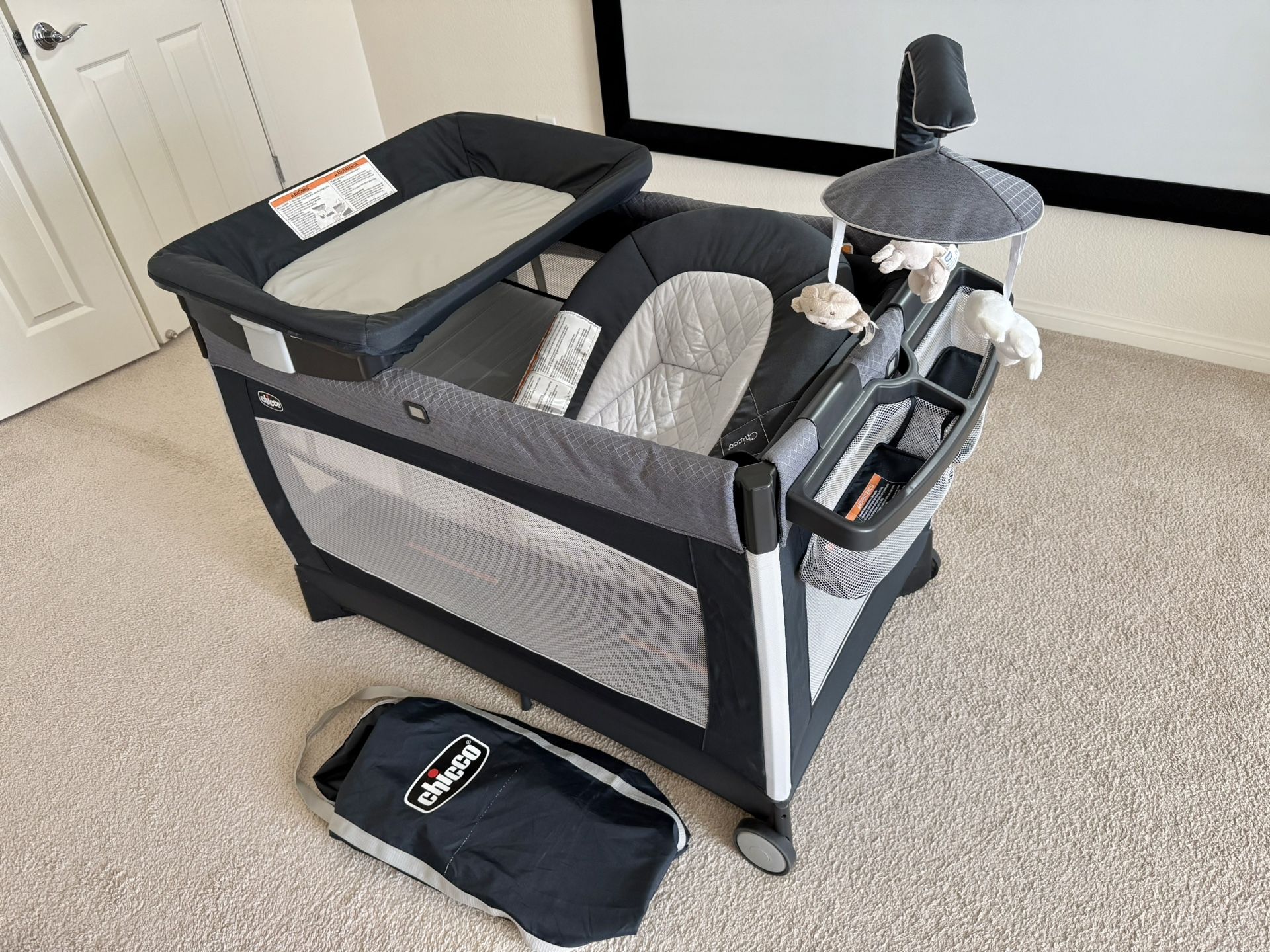 chicco portable baby playard with Bassinet & Changing Table, playpen