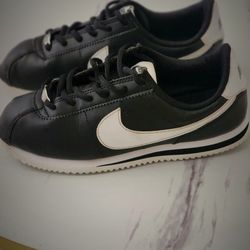 Kids 5.5y Nike Cortezs
