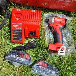 Milwaukee

M18 18V Lithium-Ion Brushless Cordless 1/4 in. Impact Driver Kit with Two 2.0 Ah Batteries and Charger

