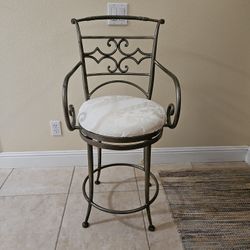 4 Metal Bar Stools