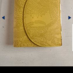 New- Urban Essentials Wallet/Purse / Comes With A Dusk Jacket.