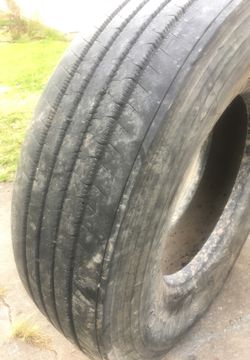 315/80R22.5 semi new steer no damage 15/32