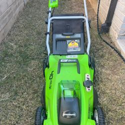 Green Works 40v Mowing Machine. It's For Repair Not In Working Condition 