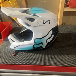 Fox V1 Helmet 