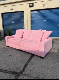 PASTEL PINK 3SEATER SOFA READY TO GO RECENTLY DEEP VACUM CLEANED PICK UP OR DELIVERY AVAILABLE 💘