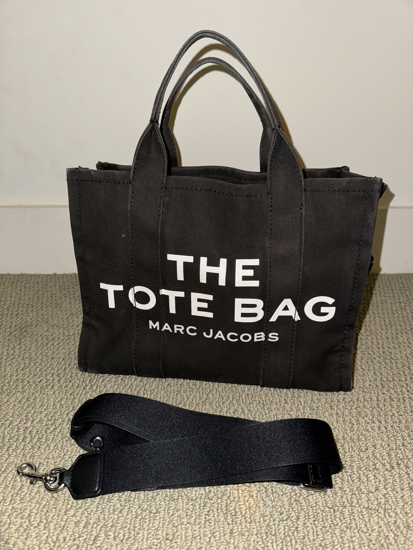 Marc Jacob’s The Tote Bag Canvas Medium 