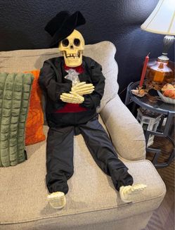 VINTAGE TALKING SKELETON *READ ALL* HALLOWEEN SKULL HALLOWEEN DECOR OBO