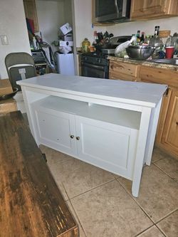 Dresser/tv Stand Solid Wood In Good Condition 
