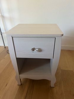 FREE White Nightstand with Drawer – Yorba Linda Pickup