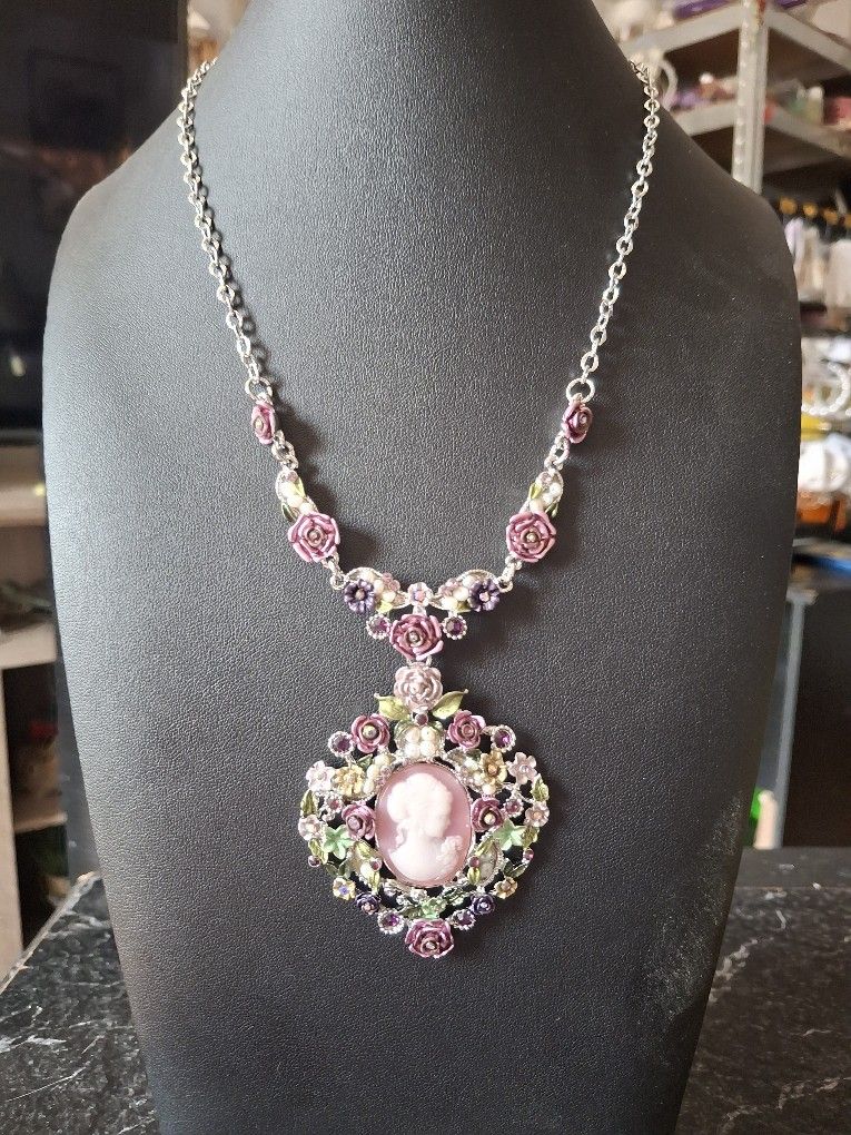 Cameo Centered Floral Pendant Necklace Set