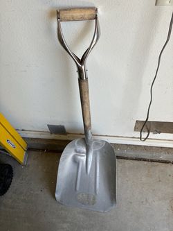 Aluminum Scoop Shovel with D-Handle