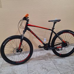 GIANT TALON 3 MOUNTAIN BIKE 27.5 INCH LIKE NEW ( CHECK MY OTHER BIKES)