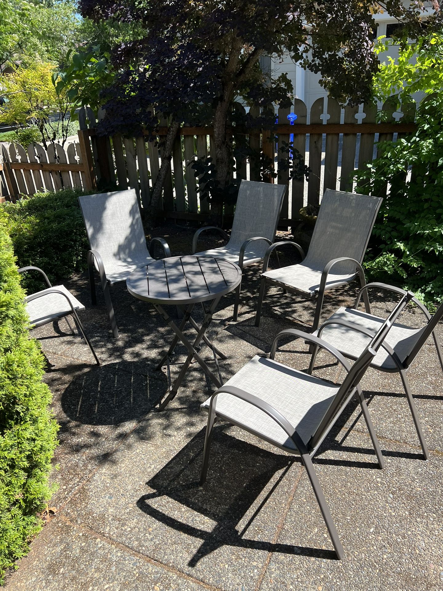 Brand New Patio set - Table & 6 Chairs