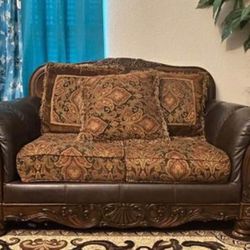 Beautiful Carving Elegant Accent Love Seat Couch