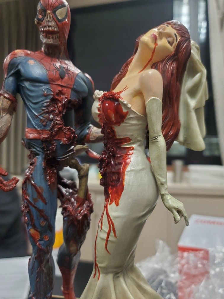 MARVEL MILESTONE ZOMBIE SPIDERMAN AND MARY JANE STATUE