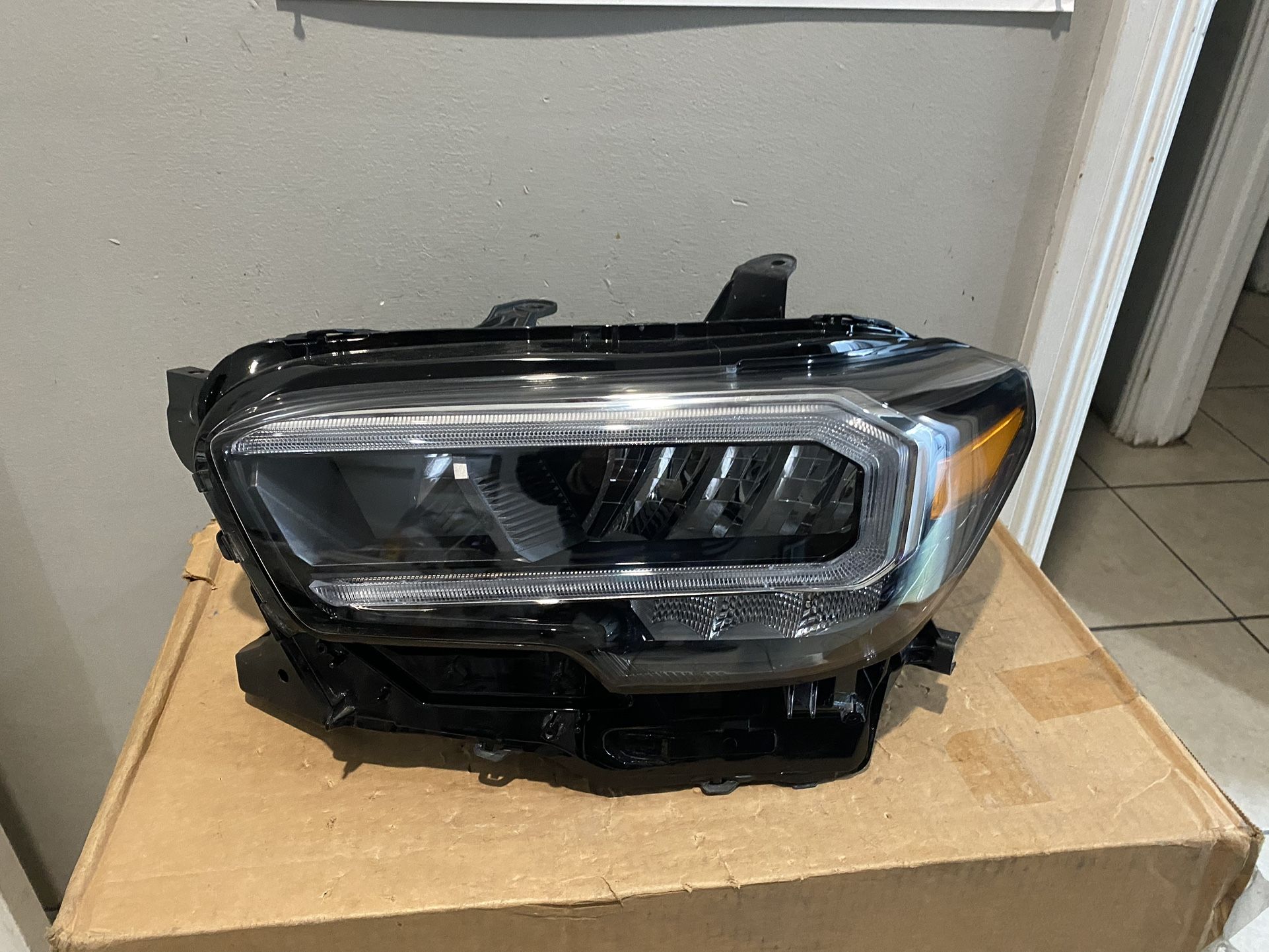 2021-2023 Toyota Tacoma Left Headlight